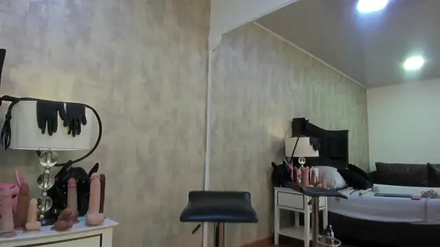 BarbaraLeython1 online show from November 25, 2025, 2:39 pm