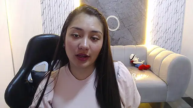 Snapshot of Ivony18_b chatting on October 24, 2025, 3:14 am Ivony18 b online show from October 24, 2025, 3:14 am