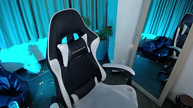 athenea fox online show from December 3, 2025, 7:45 pm