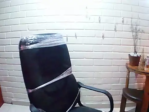 Snapshot of MiiaVelasquez chatting on November 19, 2025, 4:01 am MiiaVelasquez online show from November 19, 2025, 4:01 am