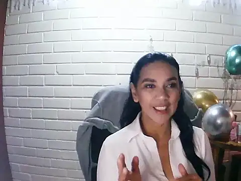 Snapshot of MiiaVelasquez chatting on November 21, 2025, 4:11 am MiiaVelasquez online show from November 21, 2025, 4:11 am