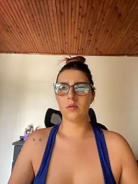 Snapshot of CoraVibes chatting on October 4, 2025, 8:07 pm CoraVibes online show from October 4, 2025, 8:07 pm