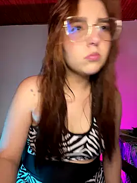 Snapshot of CoraVibes chatting on November 5, 2025, 7:36 pm CoraVibes online show from November 5, 2025, 7:36 pm