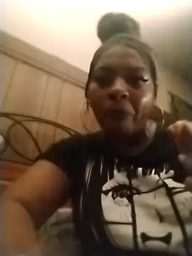 Snapshot of Ladiv33 chatting on October 30, 2025, 5:24 pm Ladiv33 online show from October 30, 2025, 5:24 pm