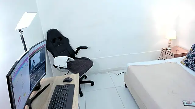 cloemorwen online show from November 11, 2025, 9:48 pm