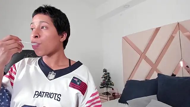 cloemorwen online show from December 17, 2025, 9:54 pm