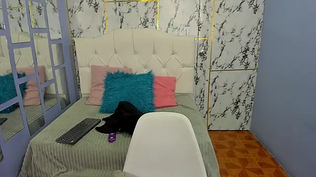 Itsuki N online show from November 18, 2025, 12:53 pm