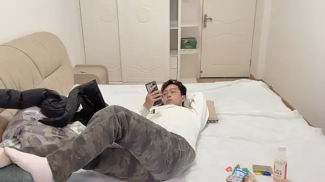 STxuguanhan online show from December 2, 2025, 1:28 pm