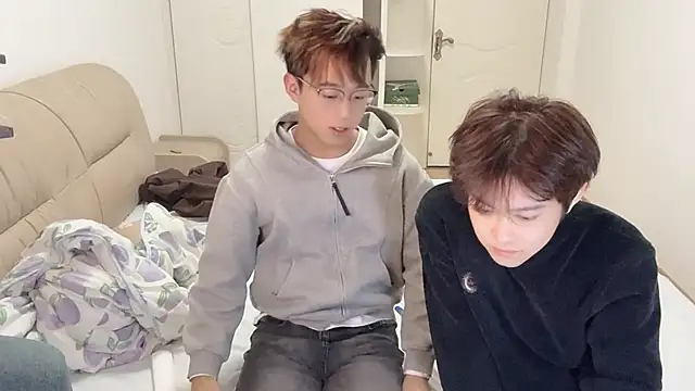 STxuguanhan online show from December 3, 2025, 1:42 pm