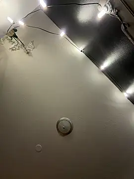 Snapshot of Fine10ne chatting on December 4, 2025, 11:52 am Fine10ne online show from December 4, 2025, 11:52 am