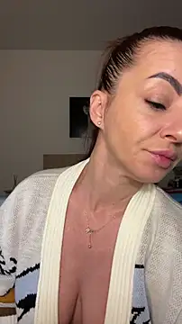 Snapshot of Roxanne_Skye chatting on October 14, 2025, 5:58 pm Roxanne Skye online show from October 14, 2025, 5:58 pm