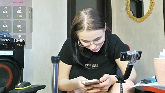 PrettyMegan online show from December 3, 2025, 12:03 pm