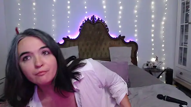 Snapshot of SilkenSin chatting on September 8, 2025, 7:35 pm SilkenSin online show from September 8, 2025, 7:35 pm