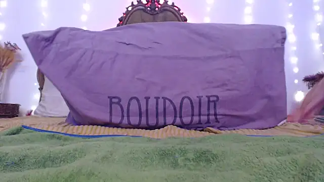 Snapshot of SilkenSin chatting on November 17, 2025, 10:37 pm SilkenSin online show from November 17, 2025, 10:37 pm