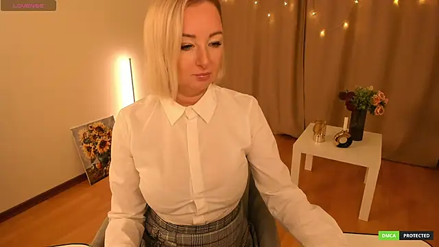 Snapshot of sexmom8 chatting on November 29, 2025, 10:51 am sexmom8 online show from November 29, 2025, 10:51 am