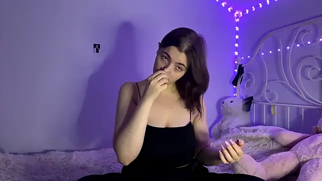 HoneyMist online show from November 11, 2025, 5:02 pm