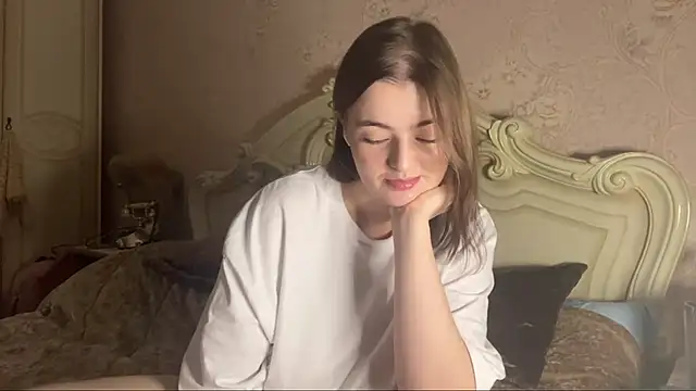 HoneyMist online show from November 18, 2025, 6:01 pm