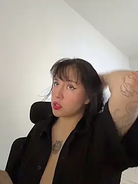 aliciia 23 online show from November 16, 2025, 8:47 pm