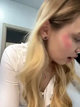 LunaMillie online show from September 19, 2025, 4:58 am