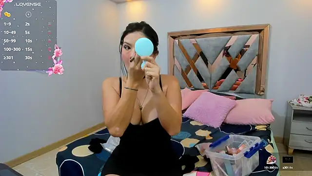 Snapshot of LunaJohansson chatting on October 3, 2025, 12:13 pm LunaJohansson online show from October 3, 2025, 12:13 pm