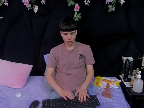 Snapshot of Bruno_Cruzz chatting on November 13, 2025, 2:43 am Bruno Cruzz online show from November 13, 2025, 2:43 am