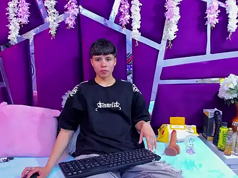 Snapshot of Bruno_Cruzz chatting on November 19, 2025, 2:00 am Bruno Cruzz online show from November 19, 2025, 2:00 am