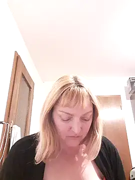 LiluLiluLilu online show from September 27, 2025, 9:20 pm