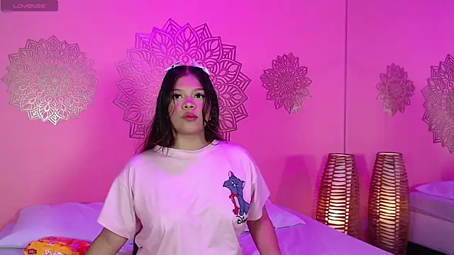 Snapshot of HatsaJones chatting on October 4, 2025, 3:48 am HatsaJones online show from October 4, 2025, 3:48 am