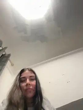 valentinalamont online show from September 21, 2025, 9:27 pm