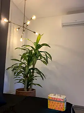 TiffanyyLam online show from October 30, 2025, 11:11 am