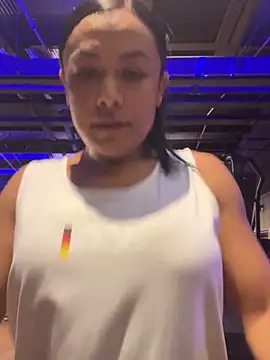 TiffanyyLam online show from November 5, 2025, 10:37 am