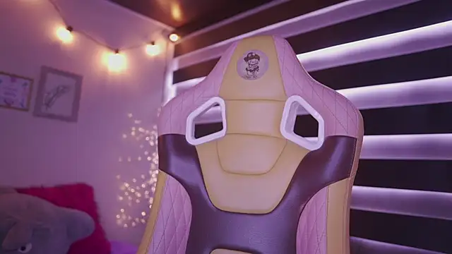 Snapshot of Rebecah_1 chatting on November 19, 2025, 1:33 pm Rebecah 1 online show from November 19, 2025, 1:33 pm