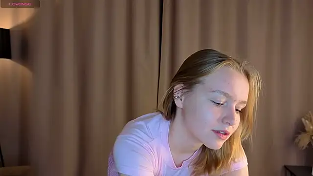 VinnieSerrano online show from October 25, 2025, 2:02 pm