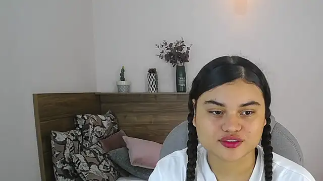 Snapshot of Miabloomm_ chatting on October 10, 2025, 2:54 am Miabloomm online show from October 10, 2025, 2:54 am