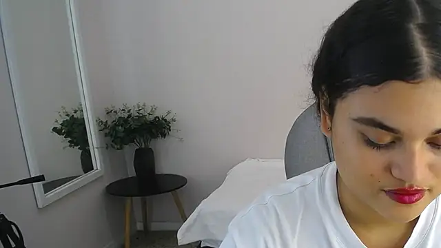 Snapshot of Miabloomm_ chatting on October 23, 2025, 3:28 am Miabloomm online show from October 23, 2025, 3:28 am