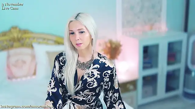 Amoramias online show from November 3, 2025, 7:37 pm