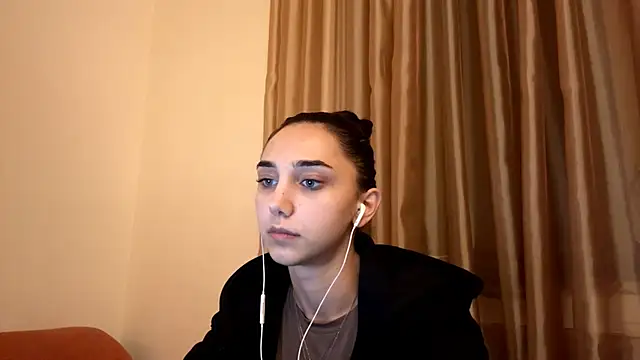 Snapshot of LinaMour chatting on October 6, 2025, 10:07 pm LinaMour online show from October 6, 2025, 10:07 pm