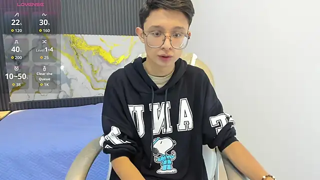 SantiagoRusso18 online show from September 29, 2025, 12:32 pm