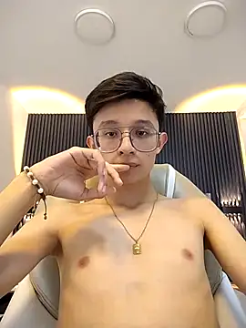 SantiagoRusso18 online show from October 7, 2025, 3:20 pm