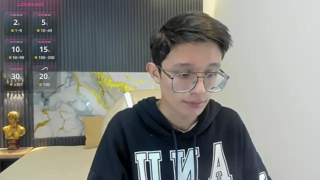 SantiagoRusso18 online show from October 11, 2025, 1:31 pm