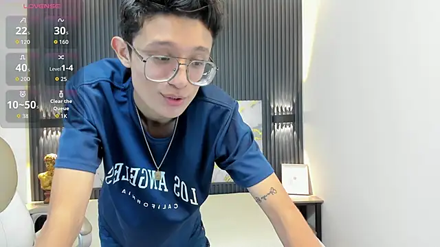 SantiagoRusso18 online show from October 12, 2025, 1:10 pm