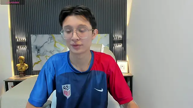 SantiagoRusso18 online show from October 19, 2025, 1:01 pm