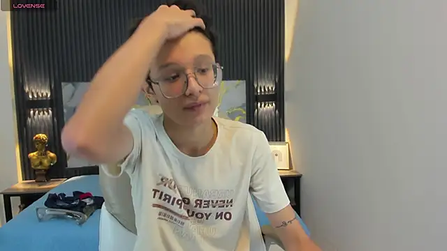 SantiagoRusso18 online show from October 30, 2025, 12:17 pm