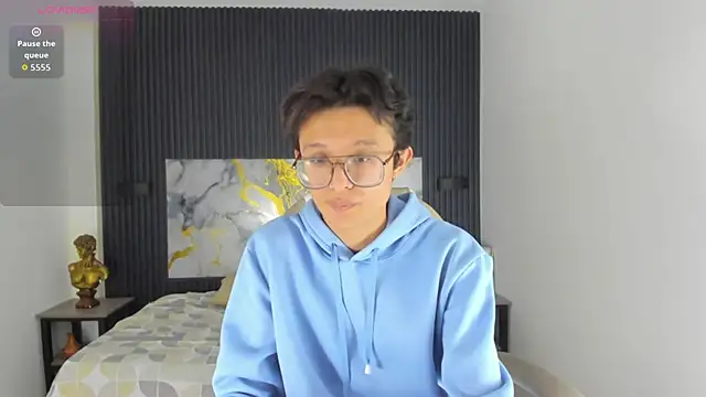 SantiagoRusso18 online show from December 4, 2025, 8:23 am