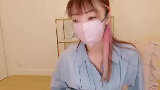 Snapshot of SUZU_1201 chatting on October 18, 2025, 12:02 am SUZU 1201 online show from October 18, 2025, 12:02 am
