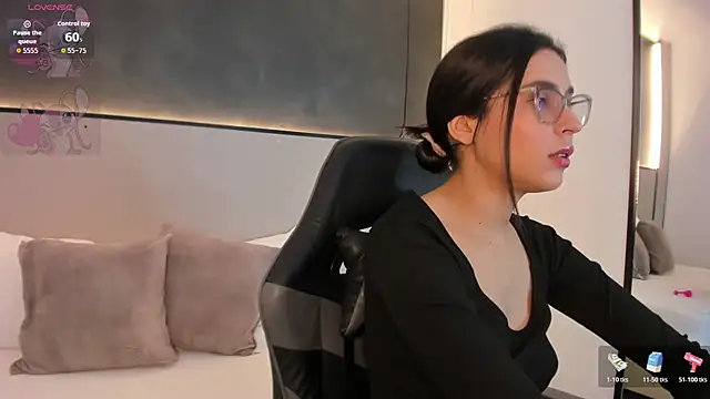 desireee  online show from December 5, 2025, 7:10 pm