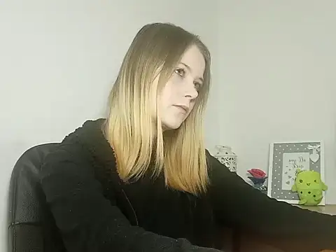 Snapshot of LydiaYoung chatting on November 6, 2025, 7:15 pm LydiaYoung online show from November 6, 2025, 7:15 pm