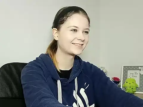 Snapshot of LydiaYoung chatting on November 7, 2025, 7:03 pm LydiaYoung online show from November 7, 2025, 7:03 pm