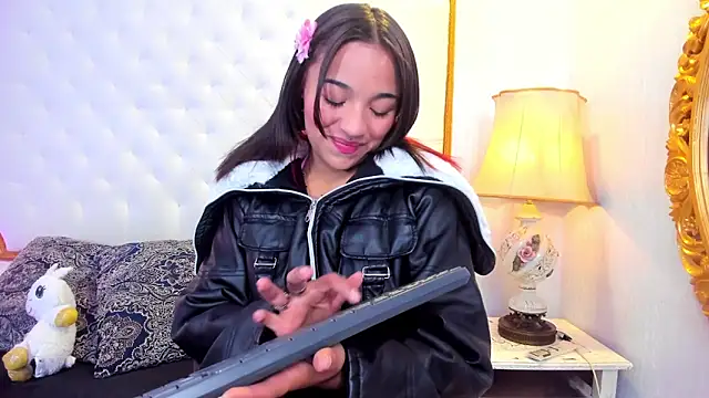 Snapshot of Manelyk_evanss_ chatting on October 21, 2025, 11:00 am Manelyk evanss online show from October 21, 2025, 11:00 am