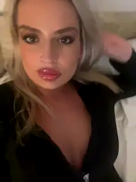 Snapshot of Seductive-SkyeXXX chatting on October 15, 2025, 6:52 pm Seductive-SkyeXXX online show from October 15, 2025, 6:52 pm